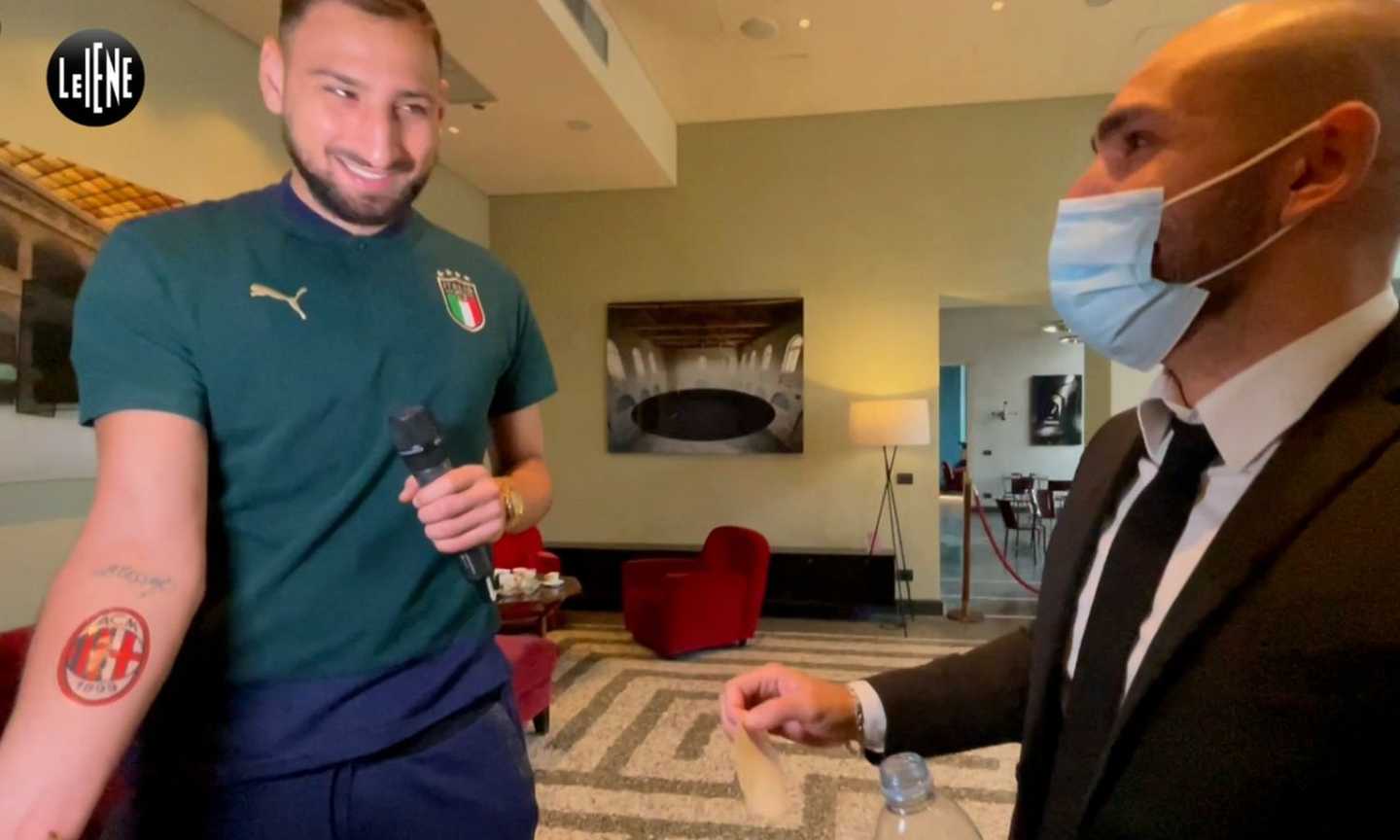 Donnarumma, tatuaggio lavabile con lo stemma del Milan: 'Spiace per i fischi, sarò sempre un cuore rossonero'