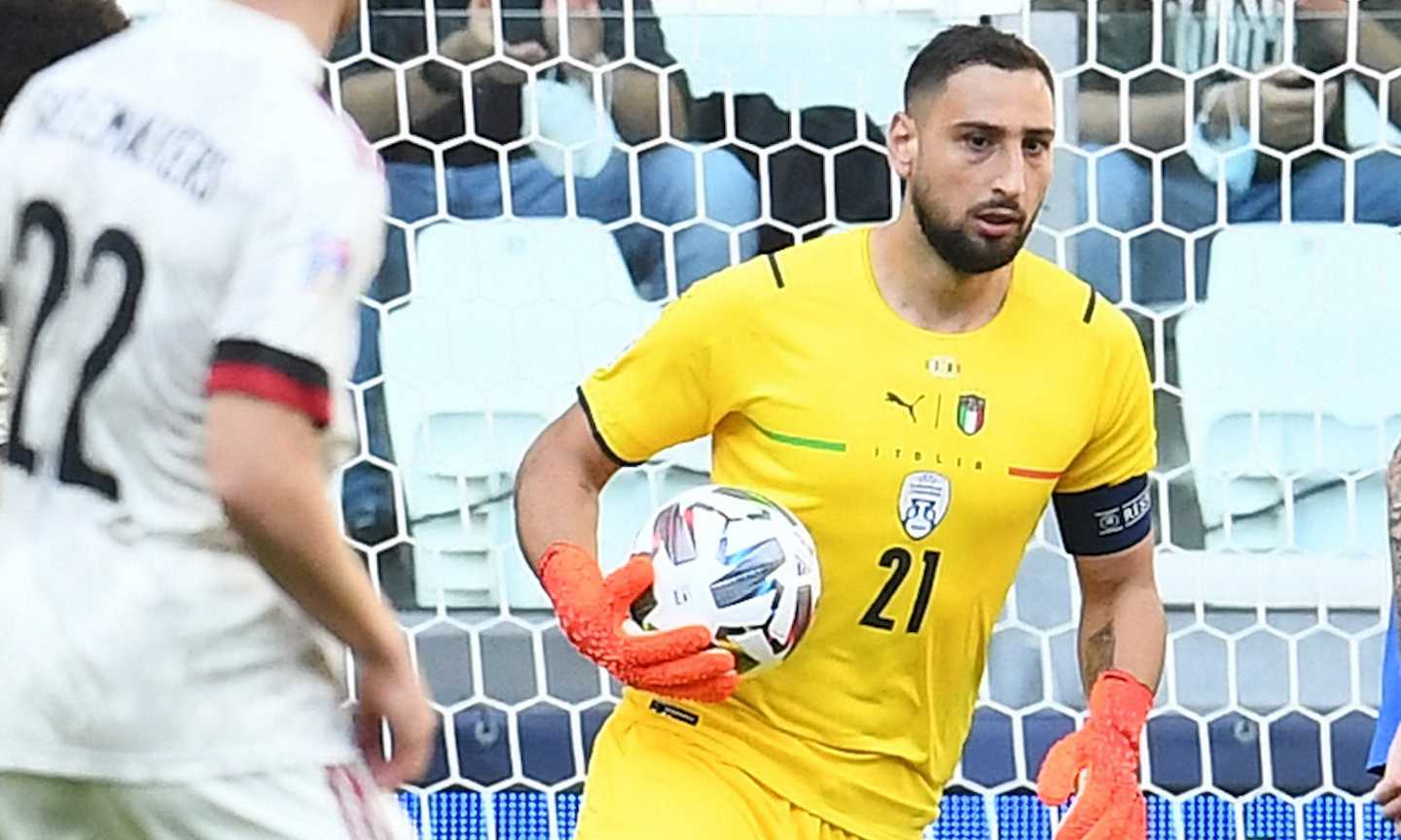 Italia, Donnarumma volta pagina: la fascia di capitano, il sostegno dei tifosi, un gol sotto le gambe