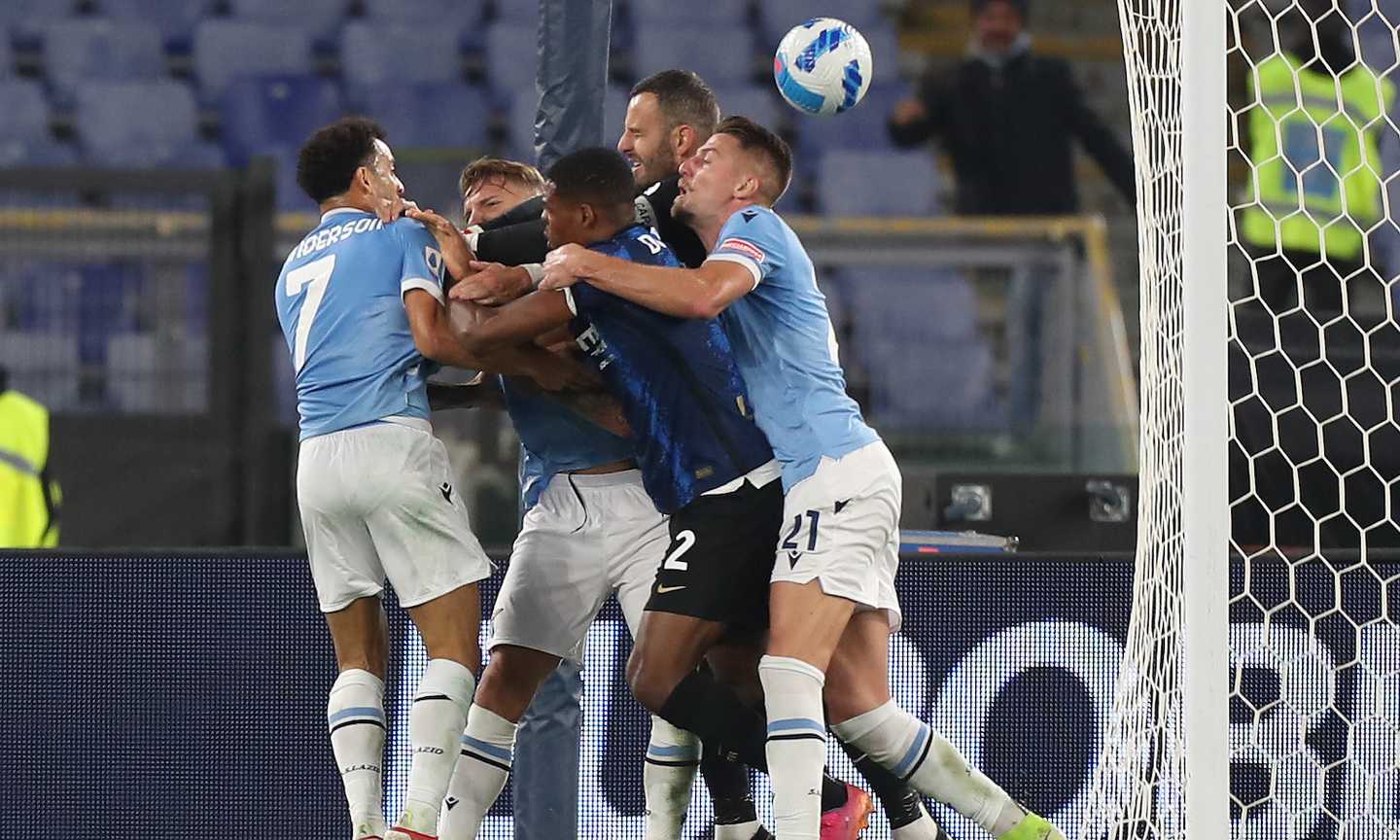 Lazio-Inter, verso della scimmia a Dumfries: le immagini televisive inchiodano il razzista