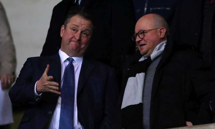 Newcastle, l'ex presidente Ashley festeggia la cessione bevendo al pub per 5 ore!