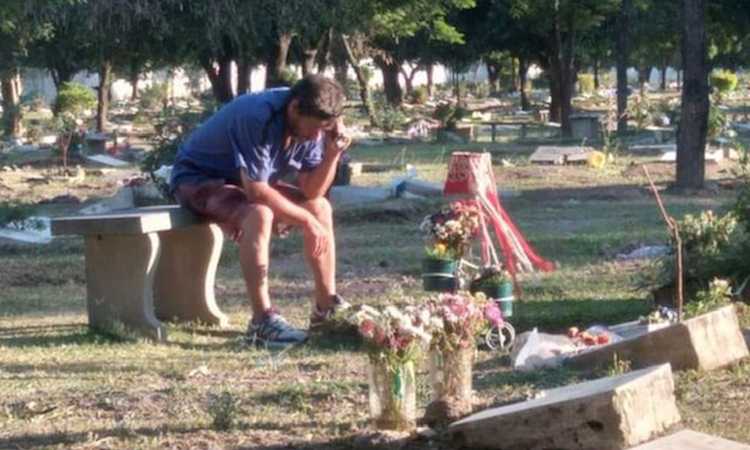 Momenti Di Gioia, in Argentina il padre ascolta le partite sulla tomba del figlio: 'Muore solo chi è dimenticato'