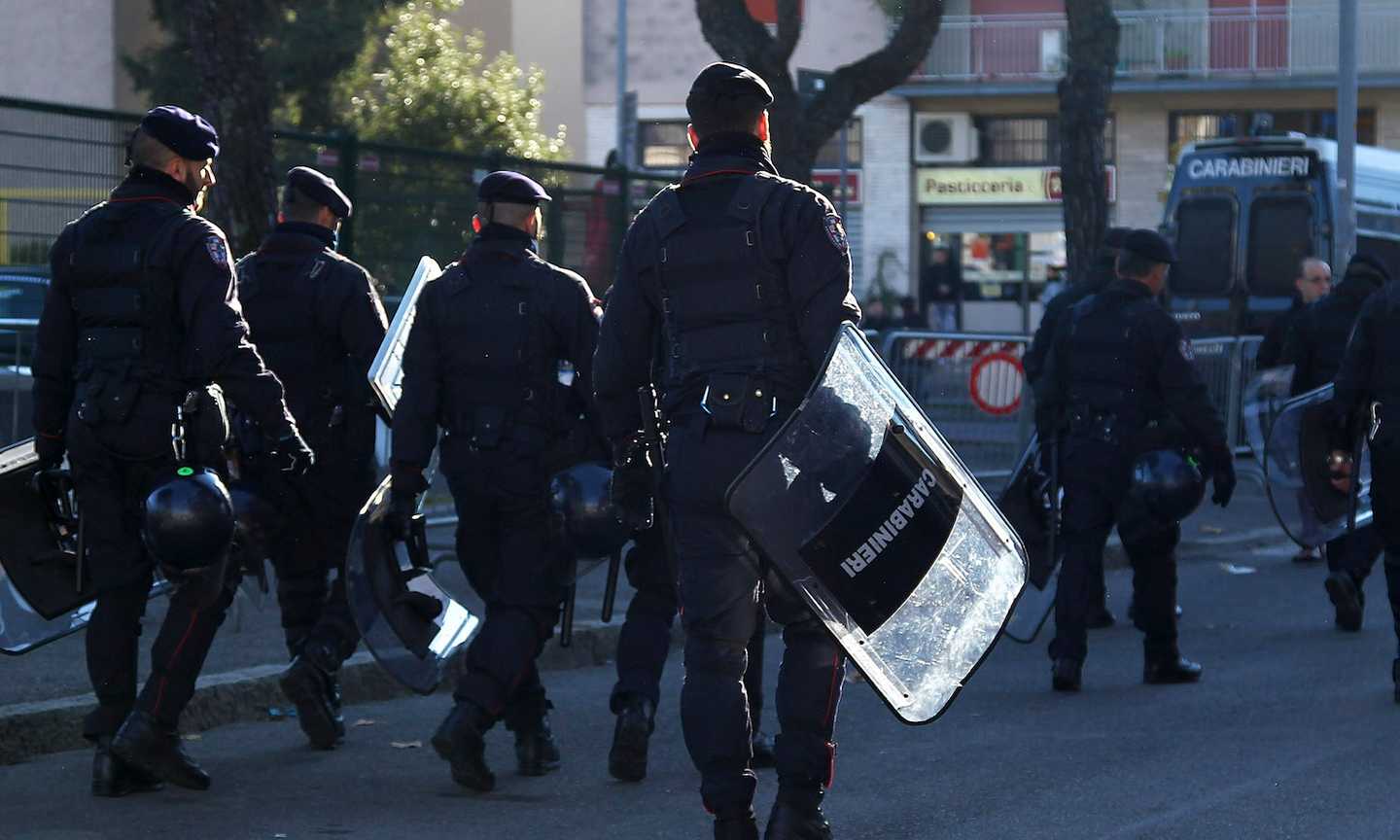 Tifoso fuma marijuana in campo durante Nautico-Sport Recife: intervento della polizia FOTO