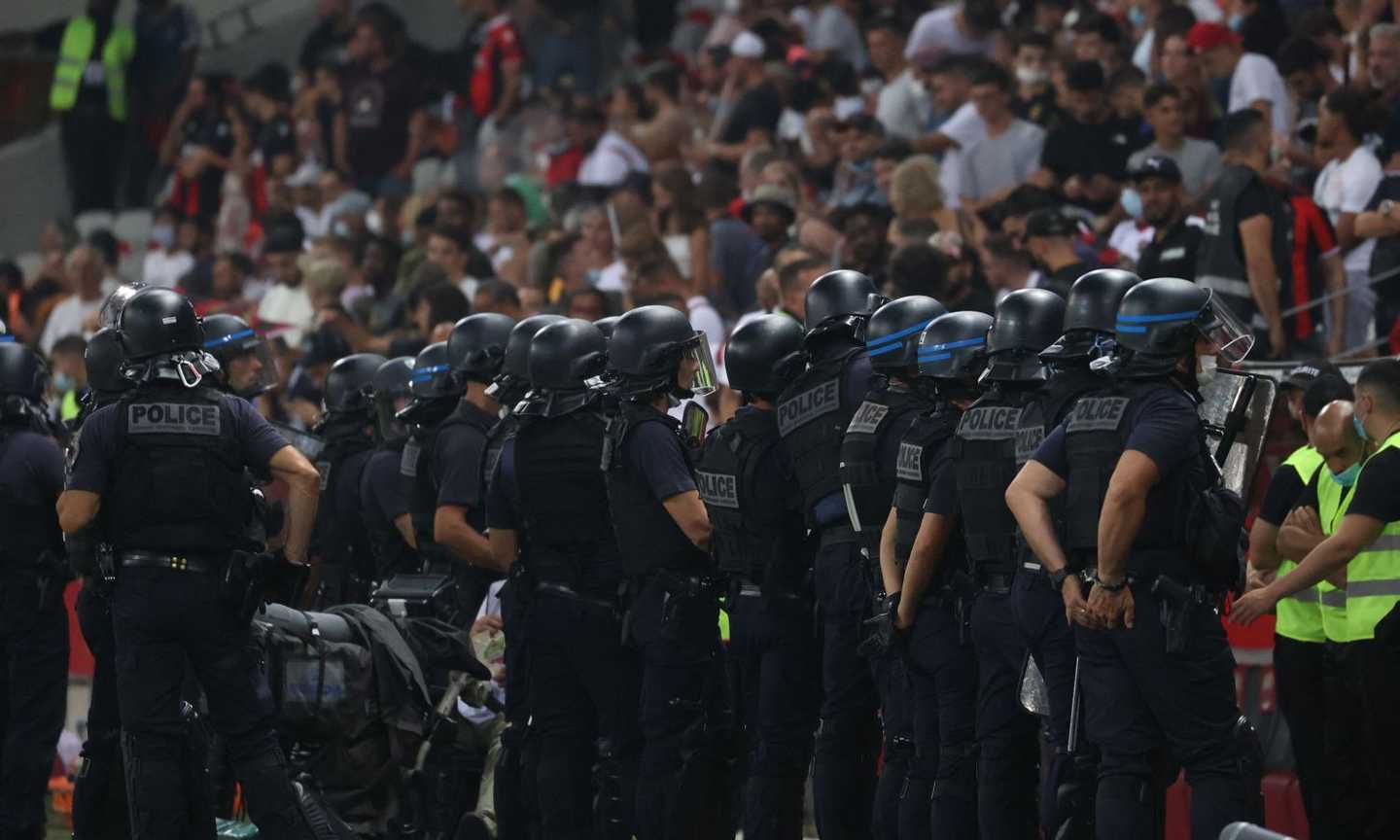 Fumogeni, incidenti e invasioni di campo, gli ultras tornano a fare paura. Ecco cosa succede negli stadi francesi