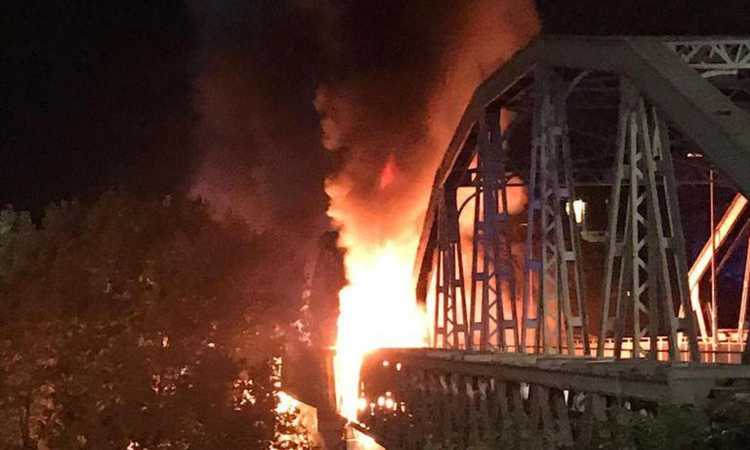 Roma, paura nella notte: in fiamme lo storico 'Ponte di ferro', crollano alcune parti nel Tevere VIDEO