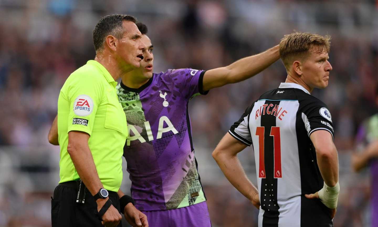 Reguilon avvisa l’arbitro e salva la vita a una tifosa, Newcastle-Tottenham si ferma 40' per i soccorsi: l'accaduto