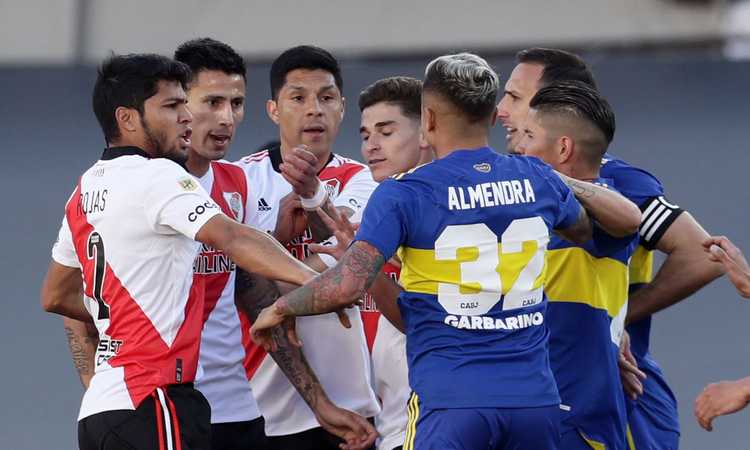 Una doppietta di Alvarez decide River-Boca: primo giallo dopo 5', Rojo ammonito ed espulso in due minuti