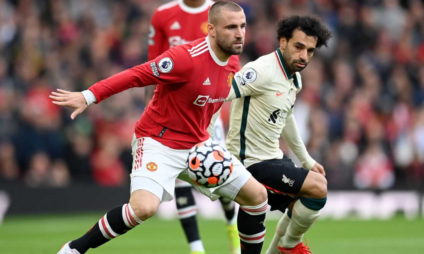 Manchester United, tre nomi per un terzino