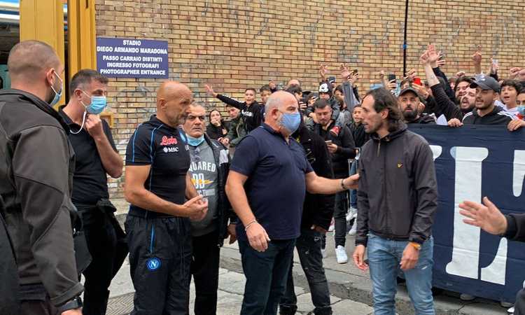 Napoli, confronto Spalletti-tifosi e la carica degli ultras per la gara di Roma VIDEO