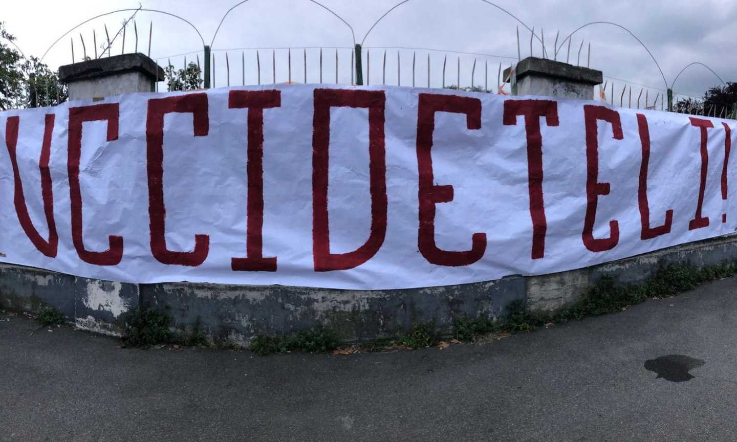 Torino, 200 tifosi a incitare la squadra prima del derby. Striscione choc davanti allo stadio: 'Uccideteli' FOTO