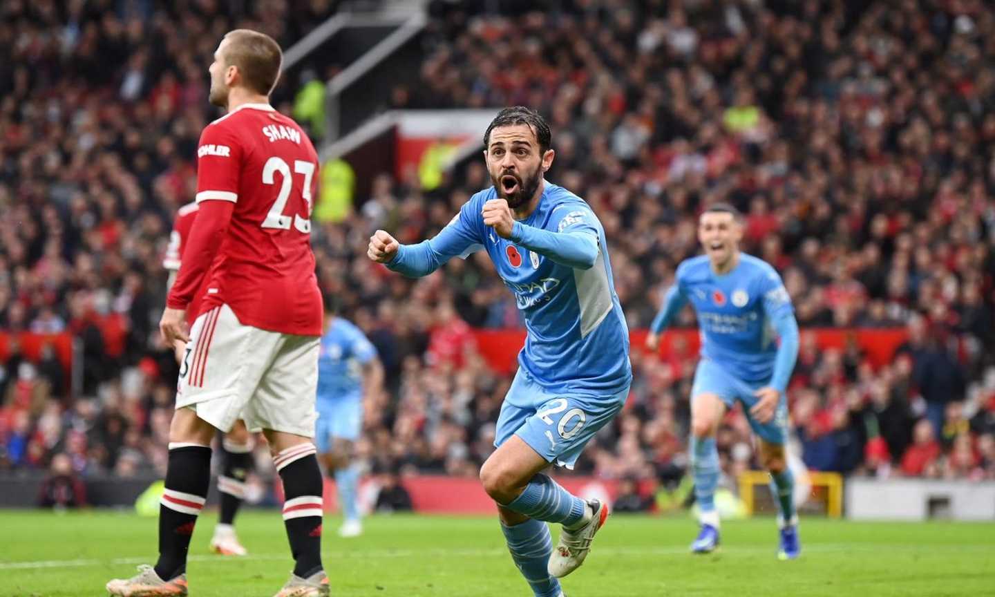 Bernardo Silva e un autogol di Bailly: il City vince 2-0 il derby con lo United e accorcia sul Chelsea. Solskjaer rischia