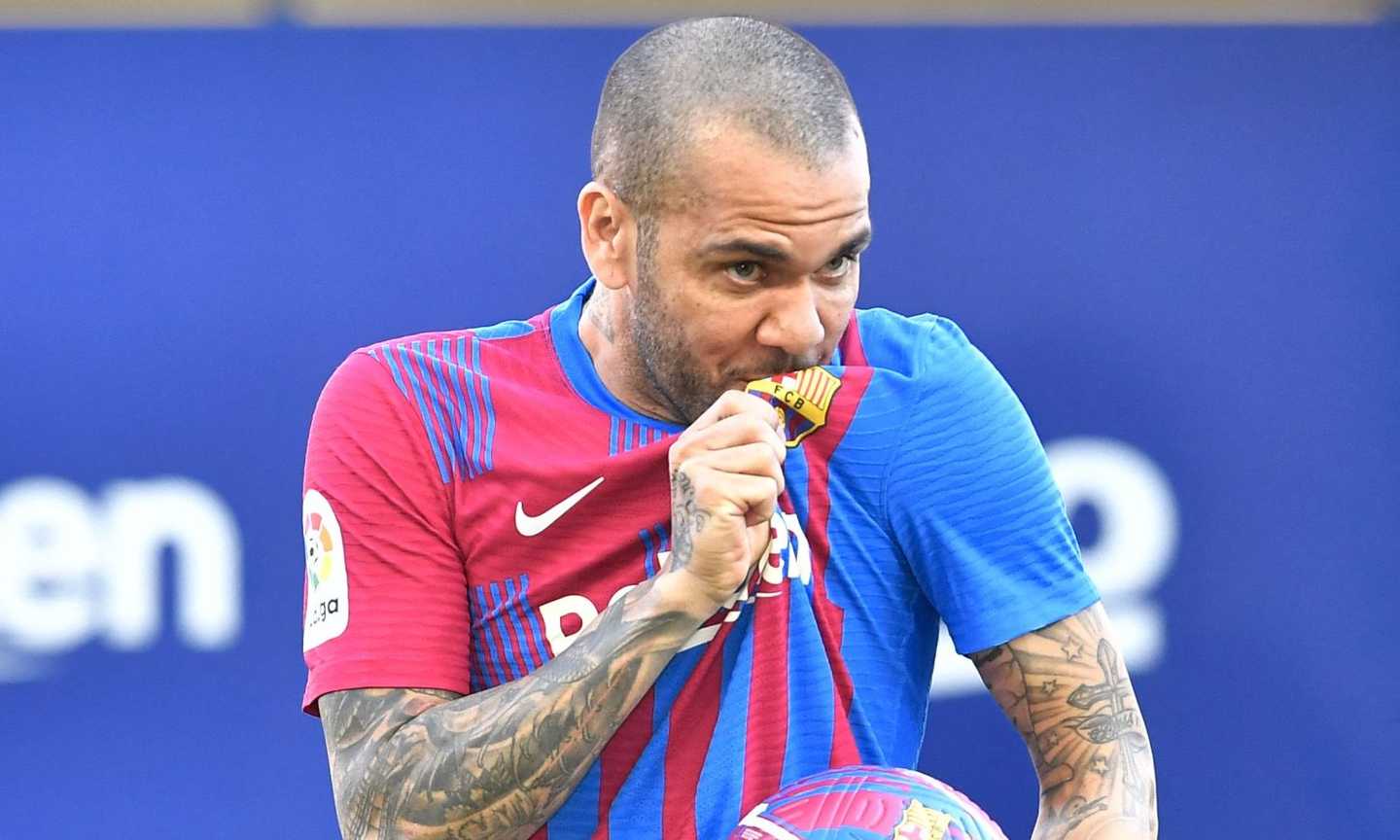 Dani Alves si (ri)presenta al Barcellona in abito da sera e infradito: 'Qui per Xavi, voglio il Mondiale' VIDEO