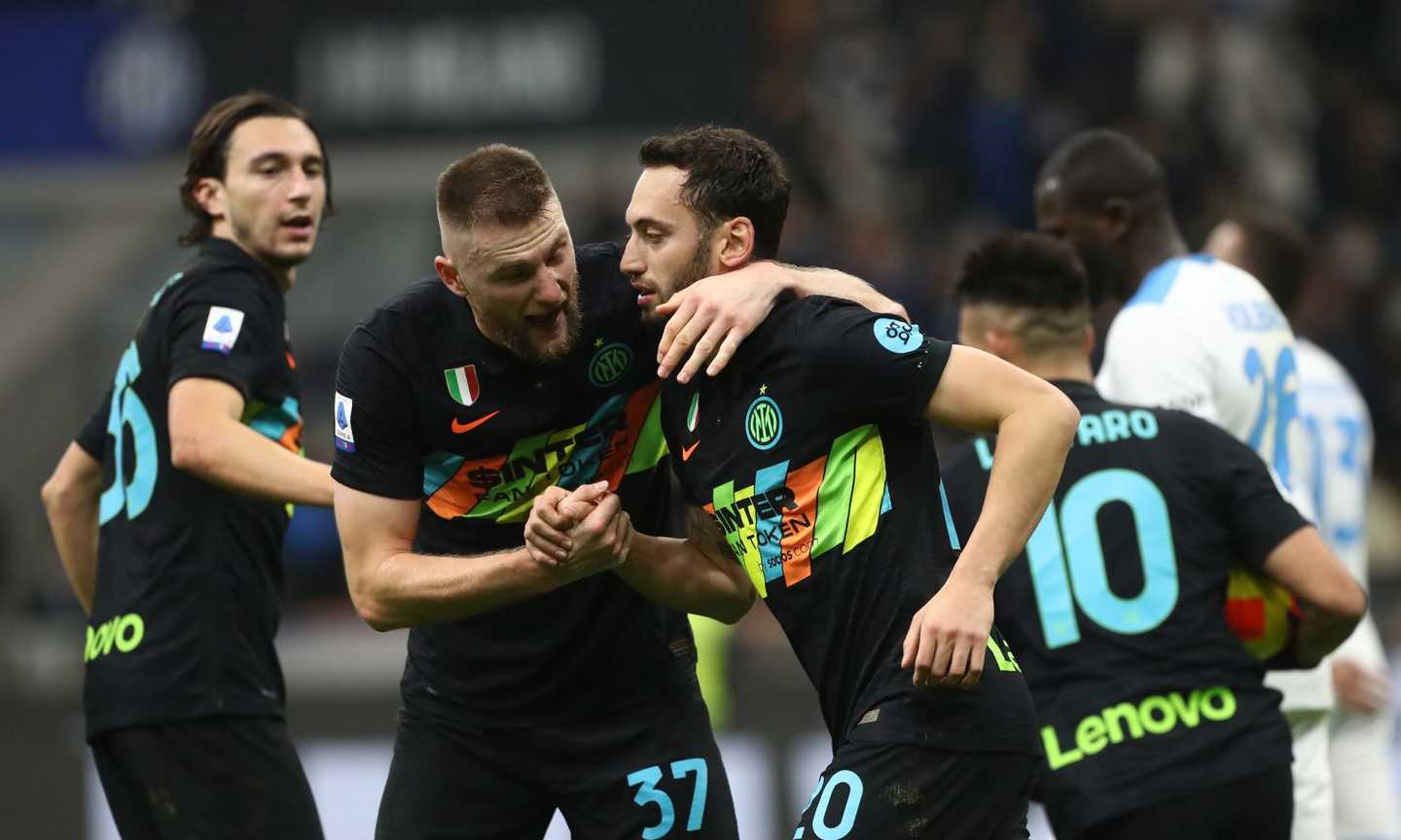 Una pazza Inter prima domina e poi soffre, ma batte 3-2 il Napoli. -4 dalla vetta e riaperta la lotta scudetto