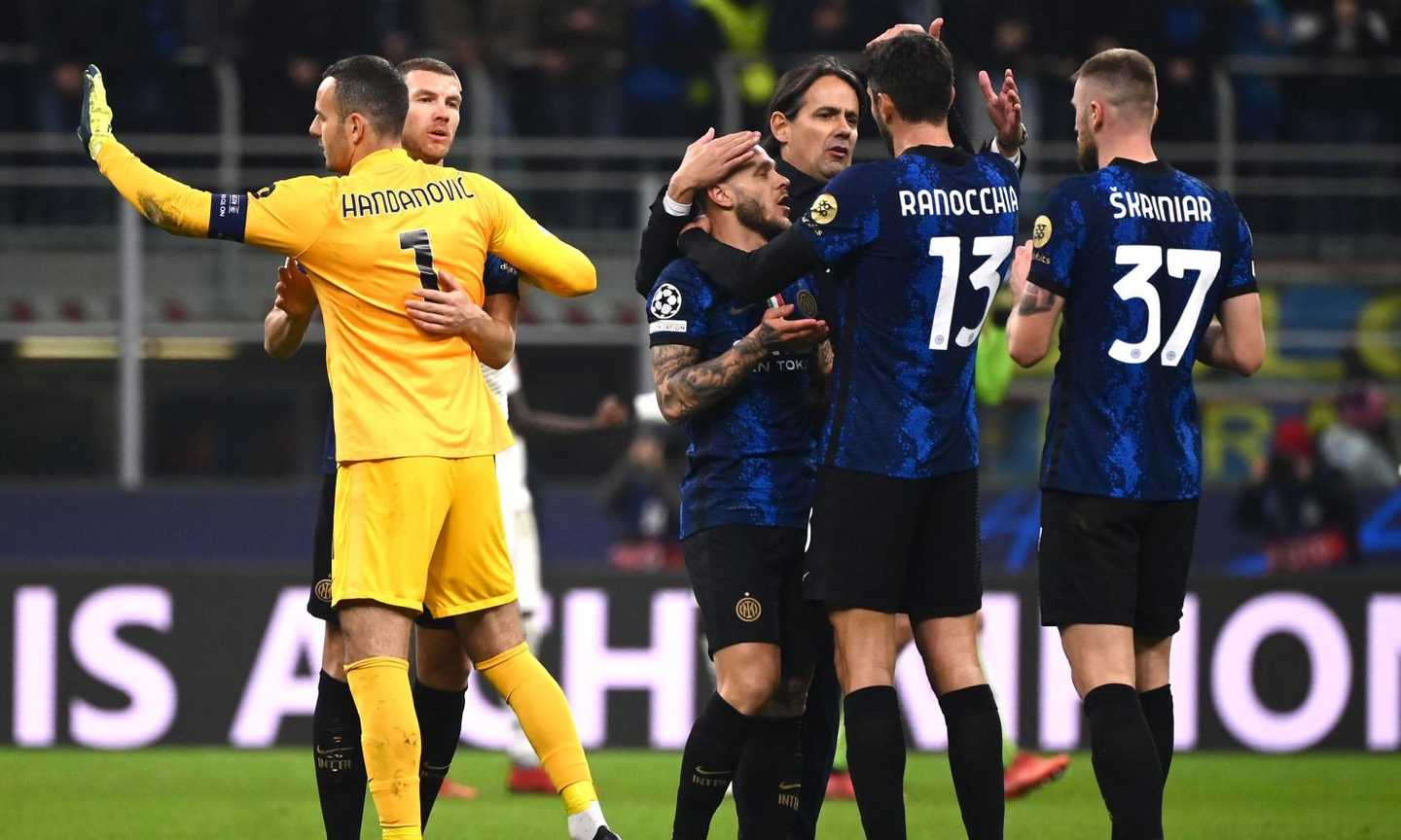 'Orgogliosi di questa grande Inter': i tifosi acclamano i nerazzurri nella notte maledetta