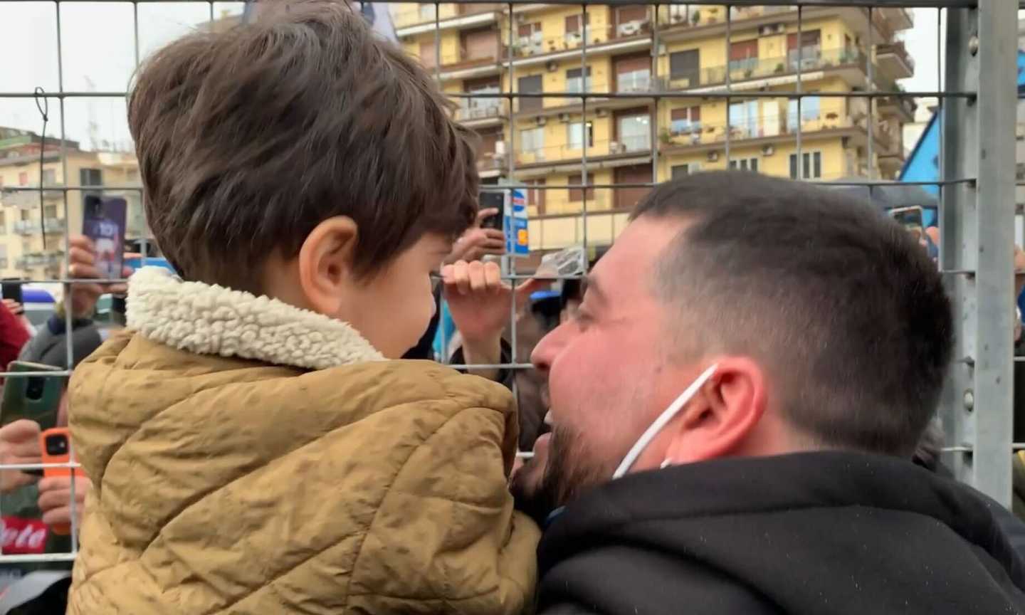 Napoli, scena bellissima tra Maradona jr, suo figlio e i tifosi: 'Guarda quanta gente per nonno' VIDEO