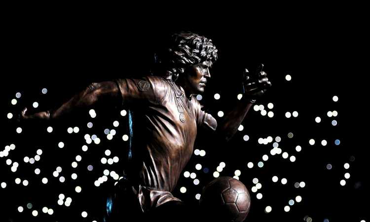 Napoli, da brividi il ricordo di Maradona: bolgia azzurra allo stadio tra cori e giro di campo della statua