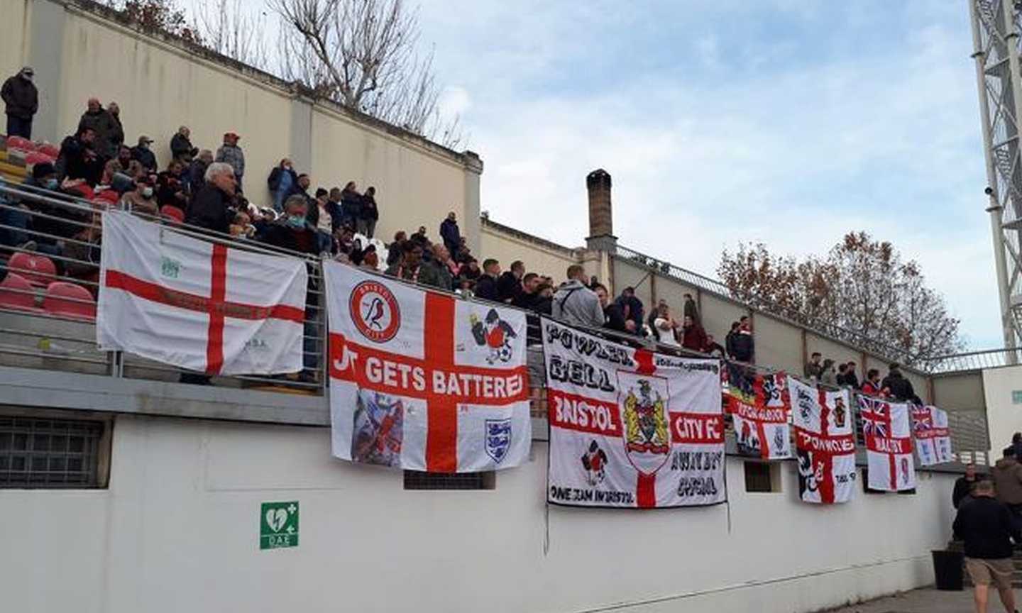 Tifosi dell'Inghilterra in attesa della sfida a San Marino vanno allo stadio a vedere il Rimini: poi gemellaggio al pub