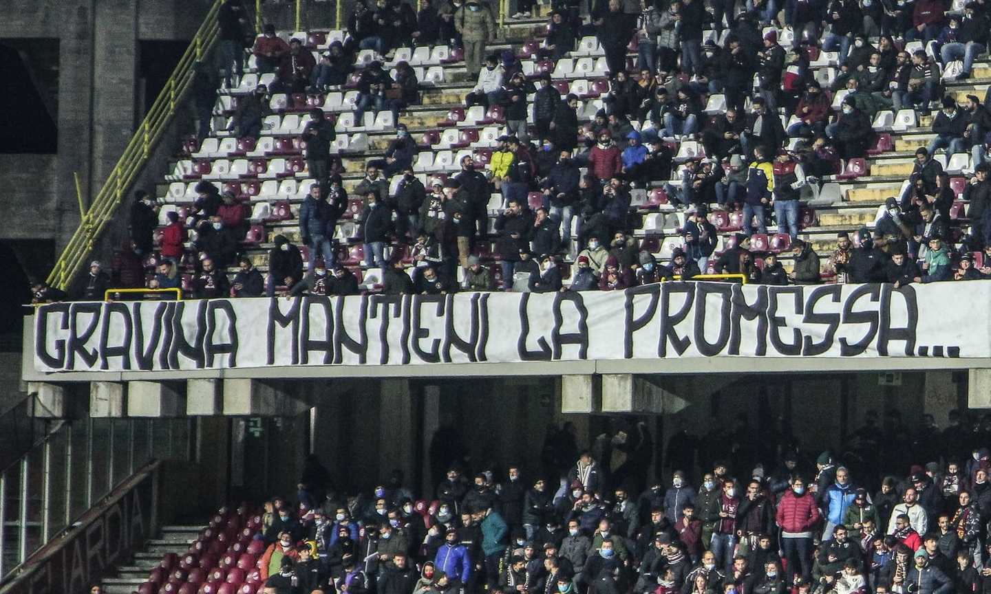 La furia di Salerno contro Lotito e il Trust: scontri, cori e striscioni. Il grido dell'Arechi: 'Liberate la Salernitana!'