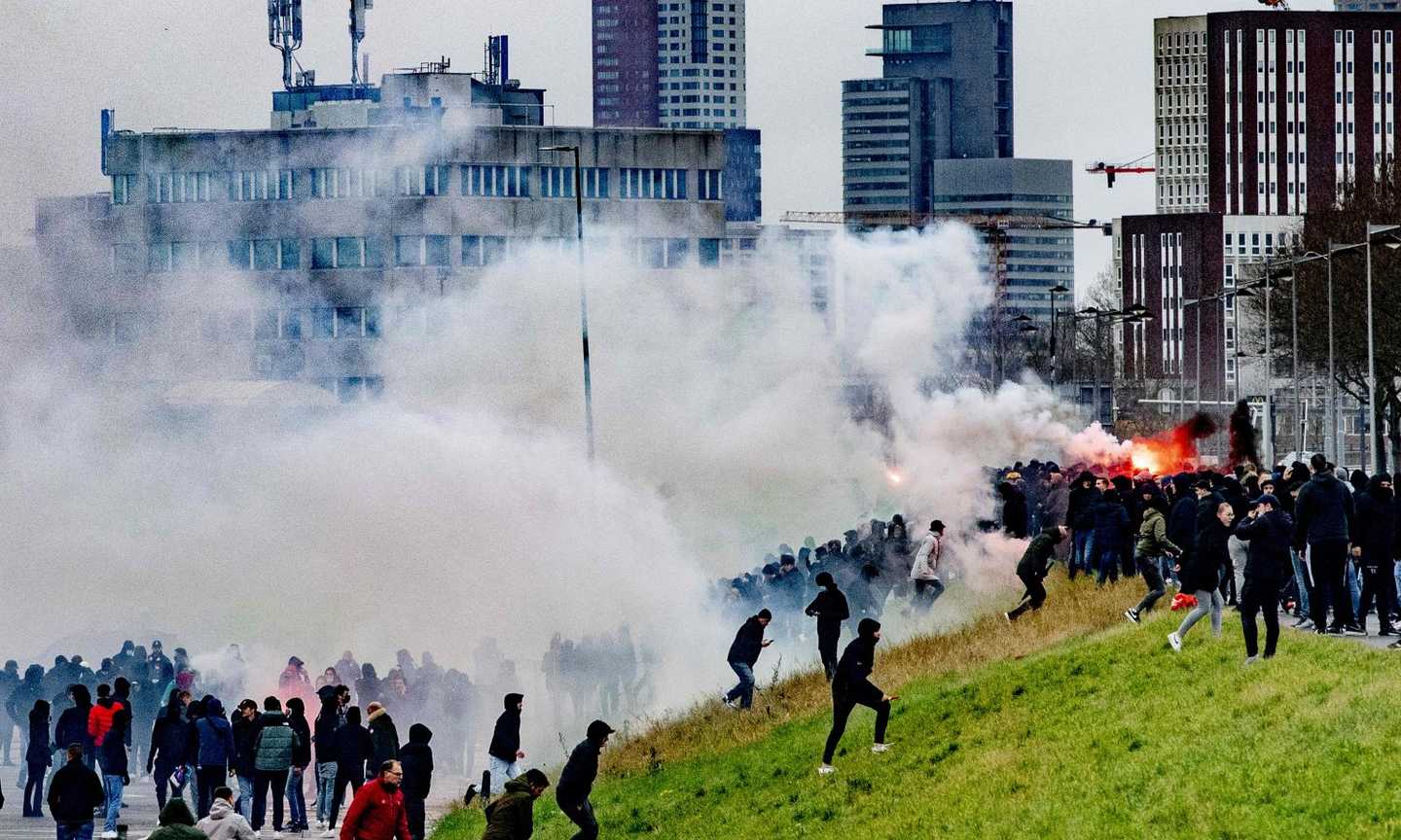 Incidenti a Rotterdam prima di Feyenoord-Ajax nel giorno del nuovo lockdown: scontri tra ultras e polizia