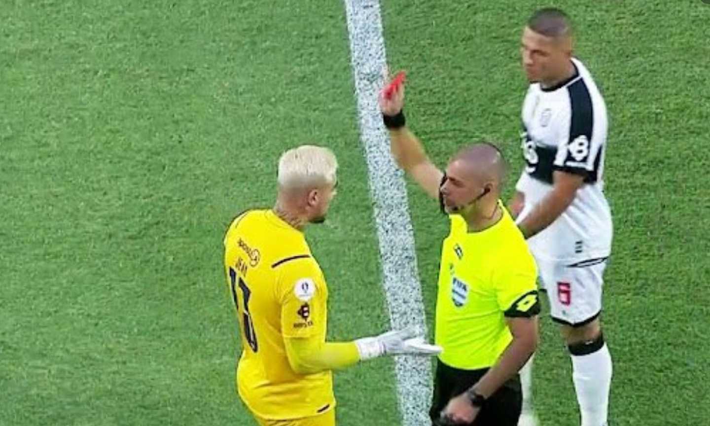 Clamoroso in Paraguay: portiere espulso dal VAR prima della finale di Supercoppa per il 'tagliagola' ai tifosi