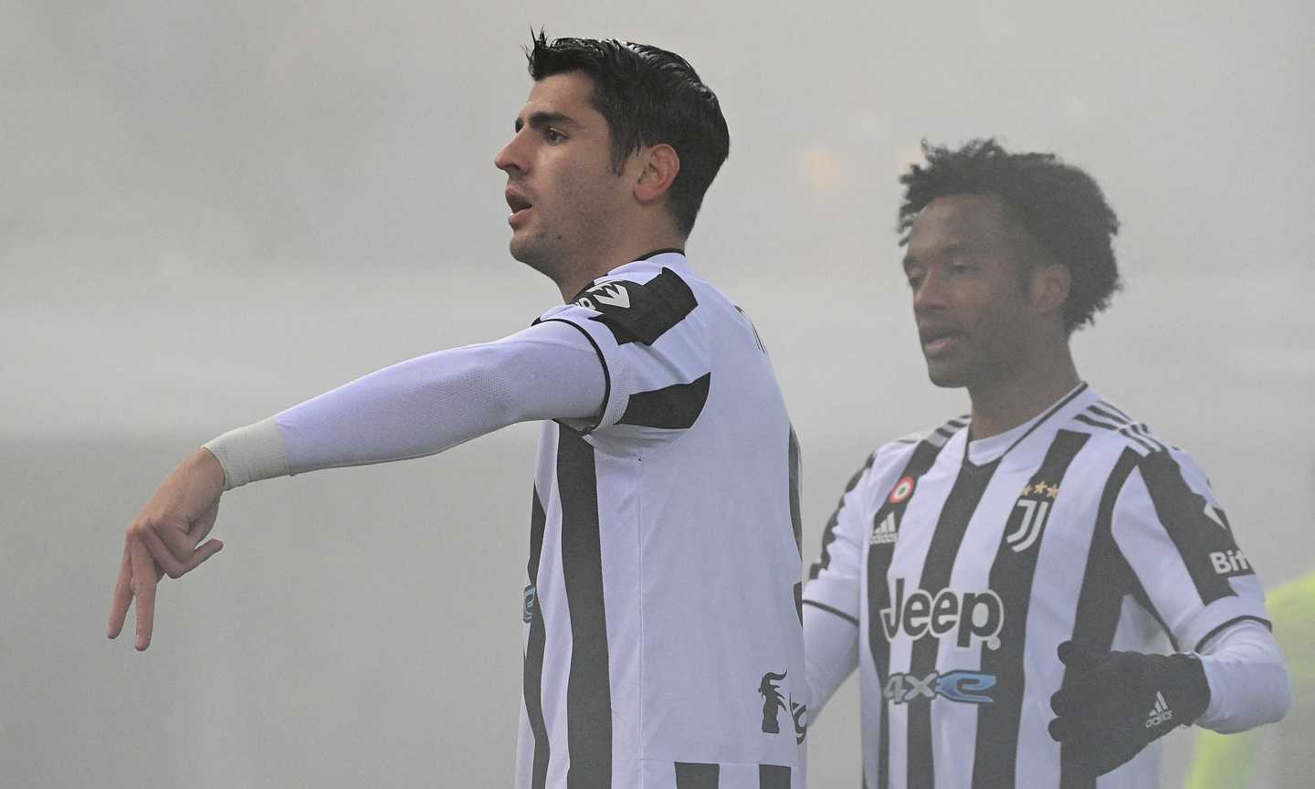 La Juve riparte: 2-0 al Bologna nella nebbia, decidono Morata e Cuadrado. Allegri a -5 dal Napoli