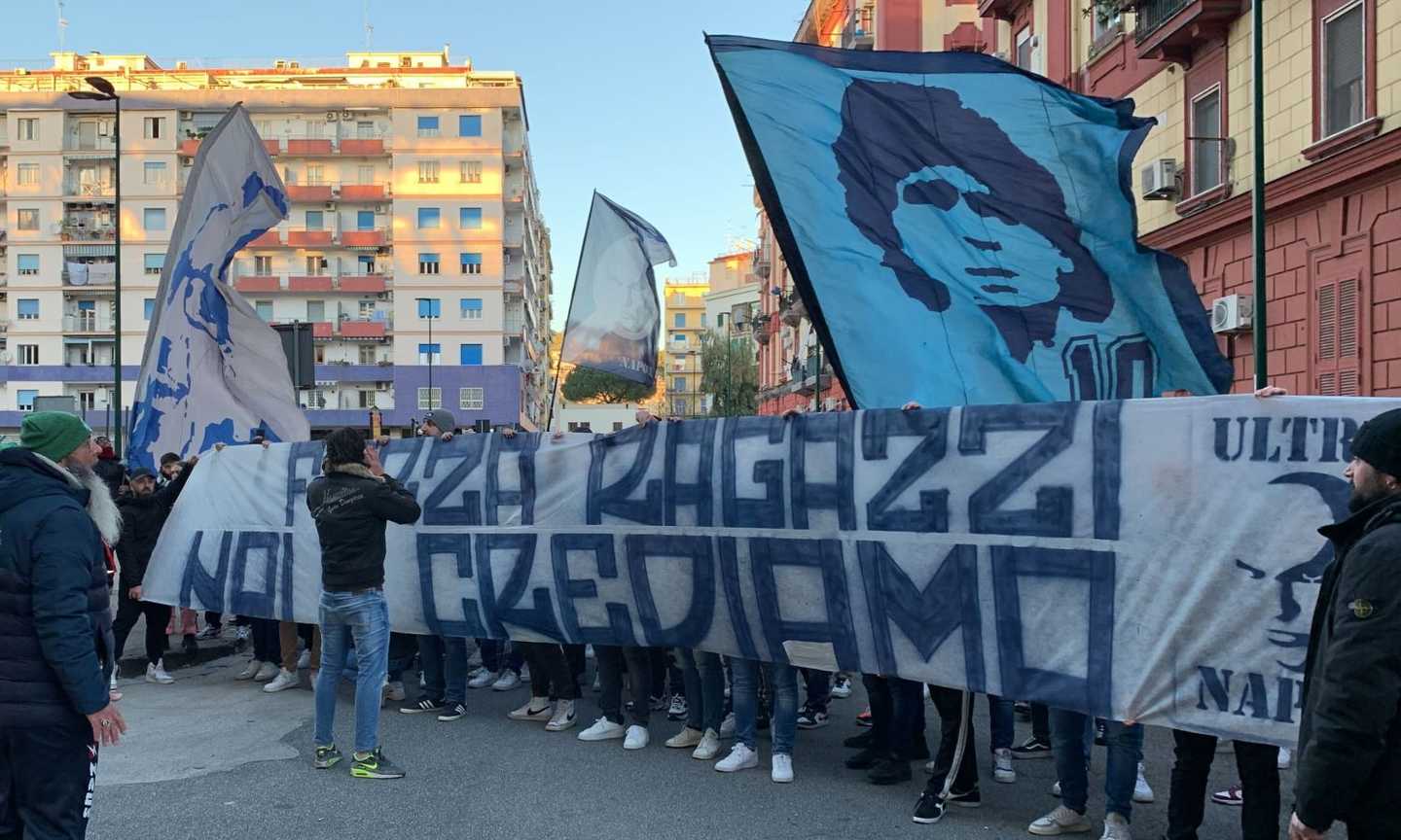 Napoli, la carica degli ultras per la partenza a Milano: 'Noi ci crediamo!' VIDEO