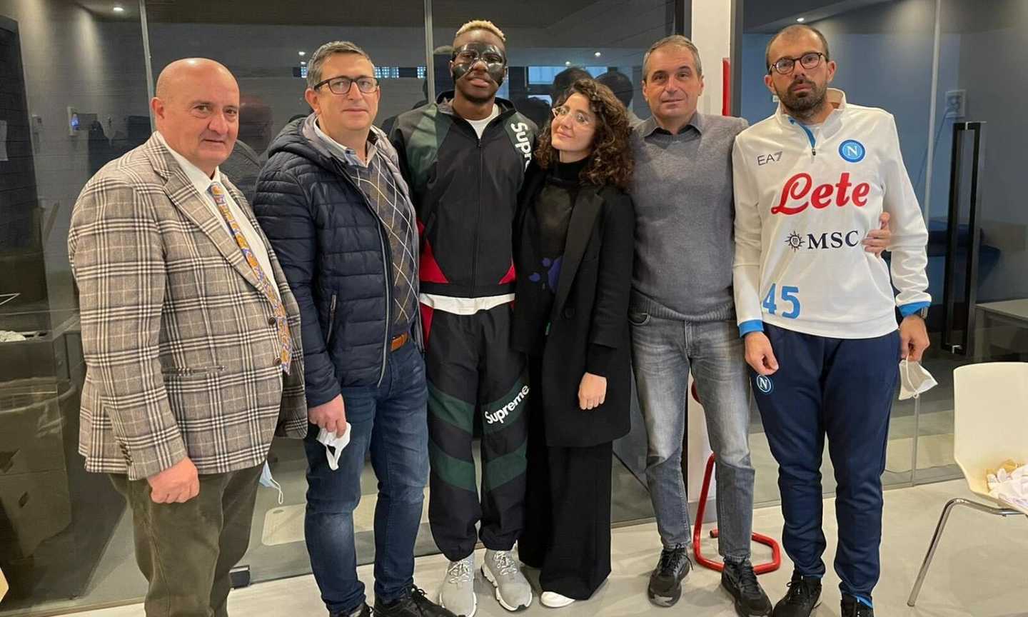 Napoli, Osimhen più vicino al rientro. FOTO con la nuova maschera e poi l'annuncio: 'Ci sarò in Coppa d'Africa'