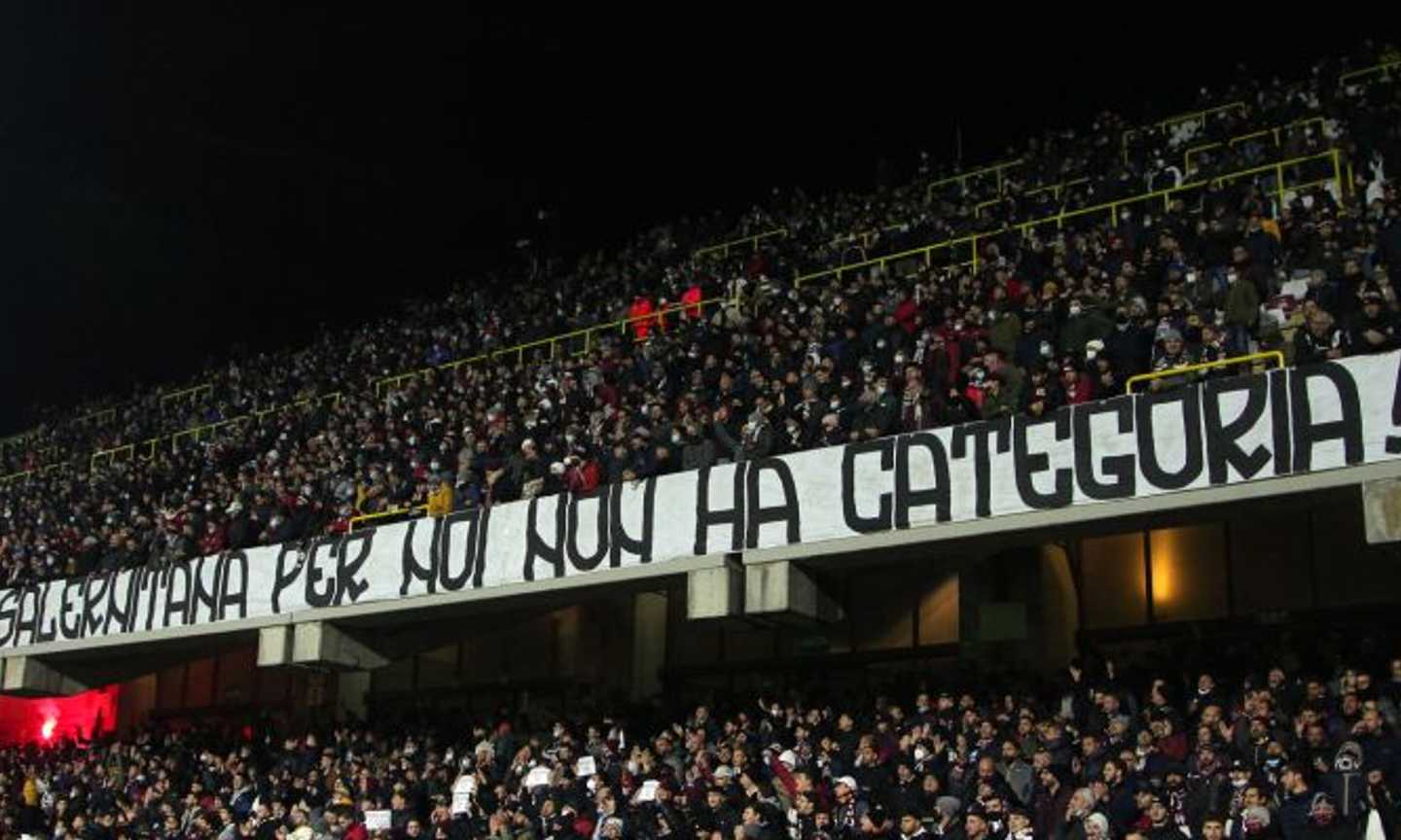 Salernitana, striscione dei tifosi: 'Serie A o dilettanti per noi non cambia. Gravina mantieni la promessa, liberaci' FOTO