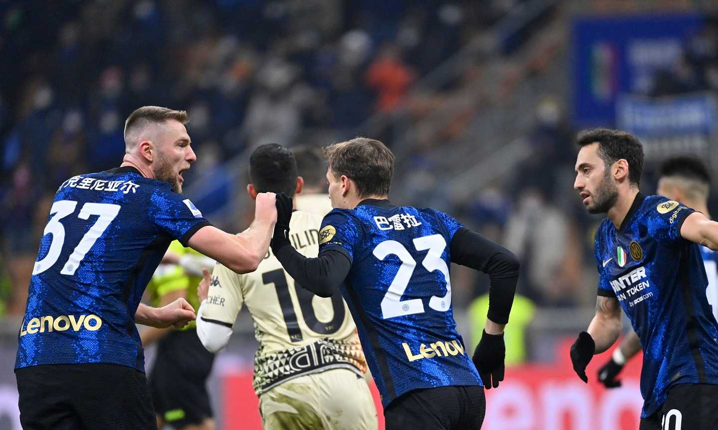 Serie A, rivivi la MOVIOLA: proteste del  Venezia per un fallo di Dzeko nel gol. Check VAR per un rigore Inter