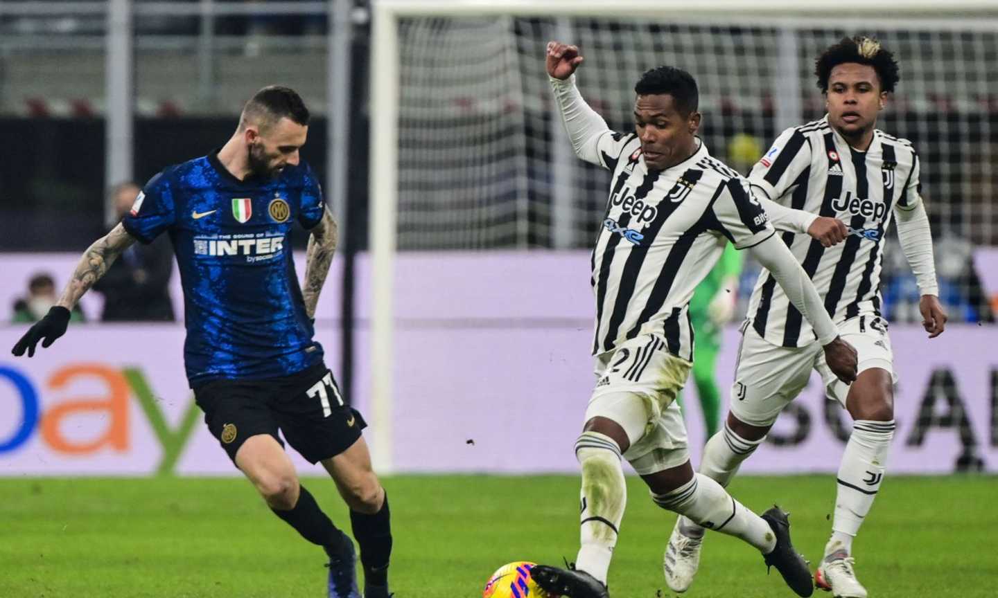 La rivolta dei tifosi contro Alex Sandro: 'Via dalla Juve!'. E quelli dell'Inter gongolano: 'Uno di noi' FOTO