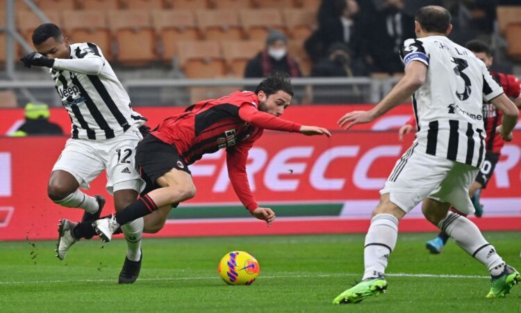 Milan-Juve, la moviola: contatti tra Alex Sandro e Calabria e Messias su Morata, restano i dubbi