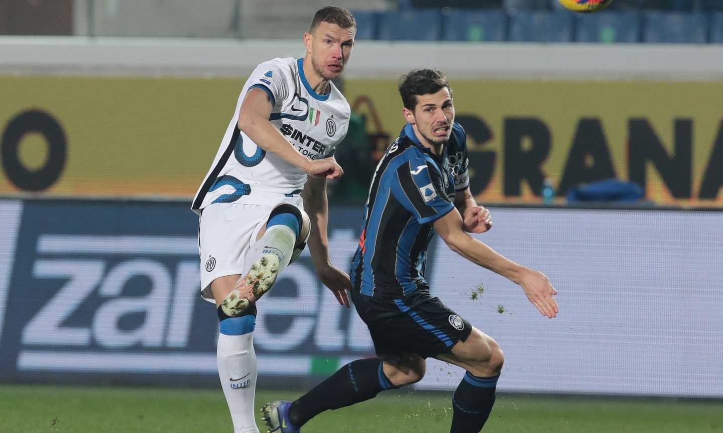 Giudice Sportivo: multa all'Atalanta per i cori razzisti a Dzeko e al Milan per il lancio di una bottiglia in campo al 93'