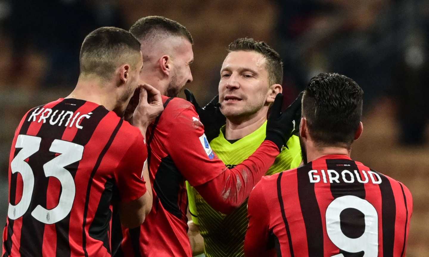 Milan, la furia dei tifosi sui social contro l'arbitro Serra: 'Vergogna', 'Deve chiedere scusa', 'Indecente' FOTO