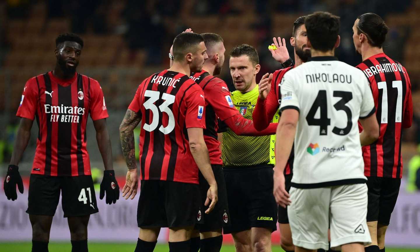 L’Aia si scusa col Milan per gli errori di Serra: l’arbitro rischia un lungo stop