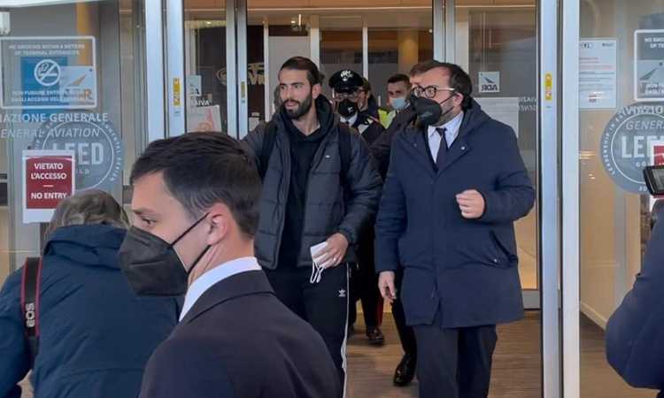 Roma, Sergio Oliveira è atterrato a Ciampino: ora visite mediche e firma