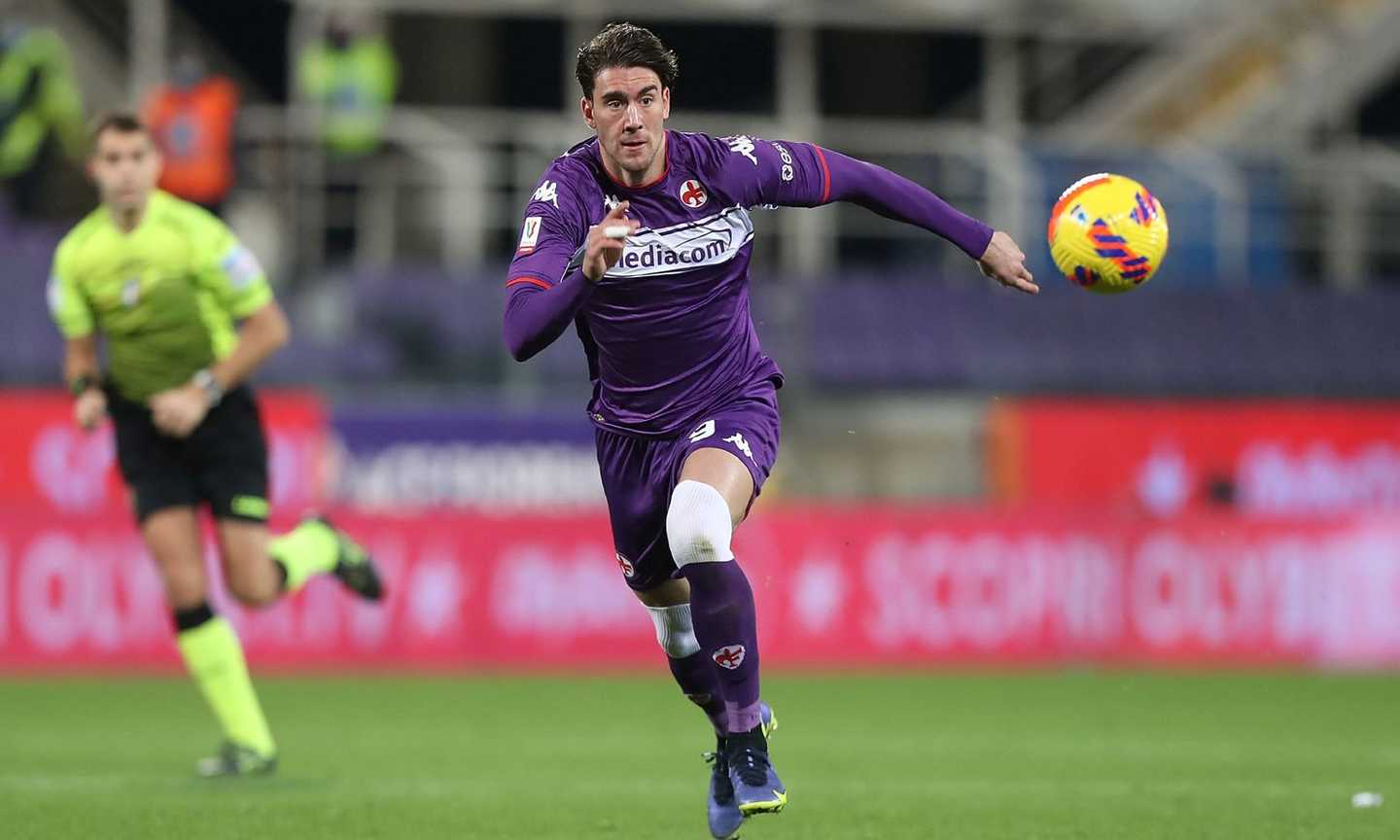 Fiorentina, Vlahovic non parte per Cagliari: UFFICIALE, due positivi al Covid. FOTO dall'aeroporto