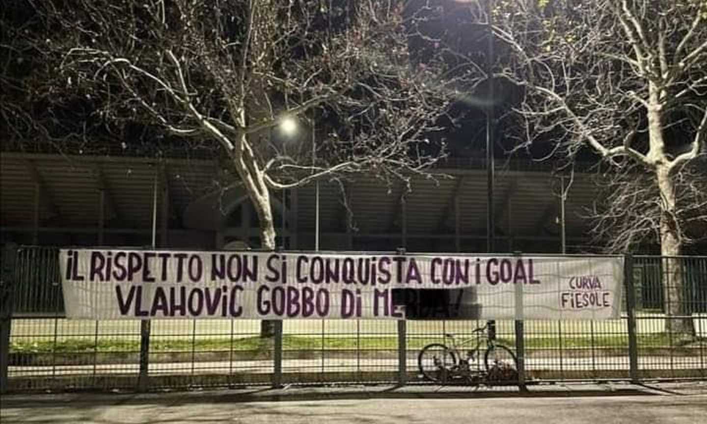 Vlahovic verso la Juve, esplode la rabbia di Firenze: 'Il rispetto non si conquista coi gol, gobbo di m...'