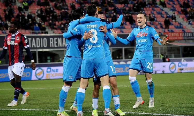 Super Lozano, il Napoli batte 2-0 il Bologna e si porta a -2 dal Milan. Osimhen torna in campo