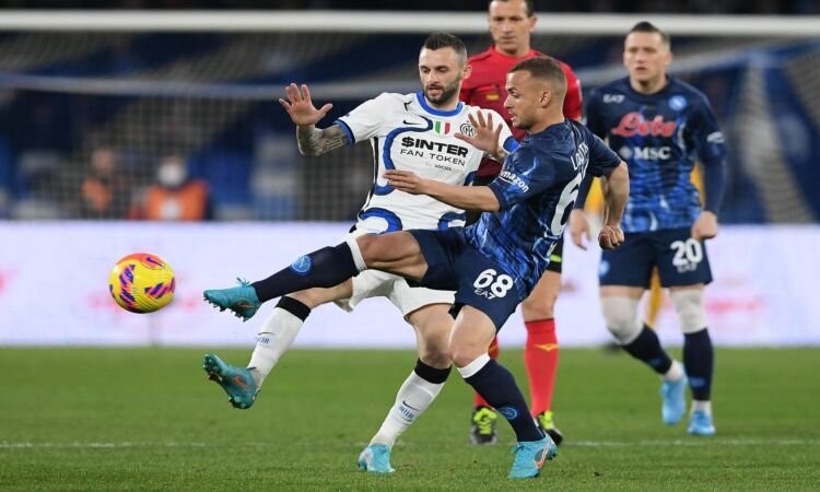 Napoli-Inter, rivivi la MOVIOLA: fallo di De Vrij su Osimhen, rigore netto col VAR. Brozovic salta il Sassuolo