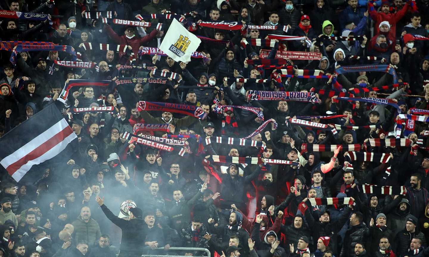 Cagliari-Napoli, tensione e scontri tra tifosi azzurri e polizia fuori dallo stadio: la ricostruzione VIDEO