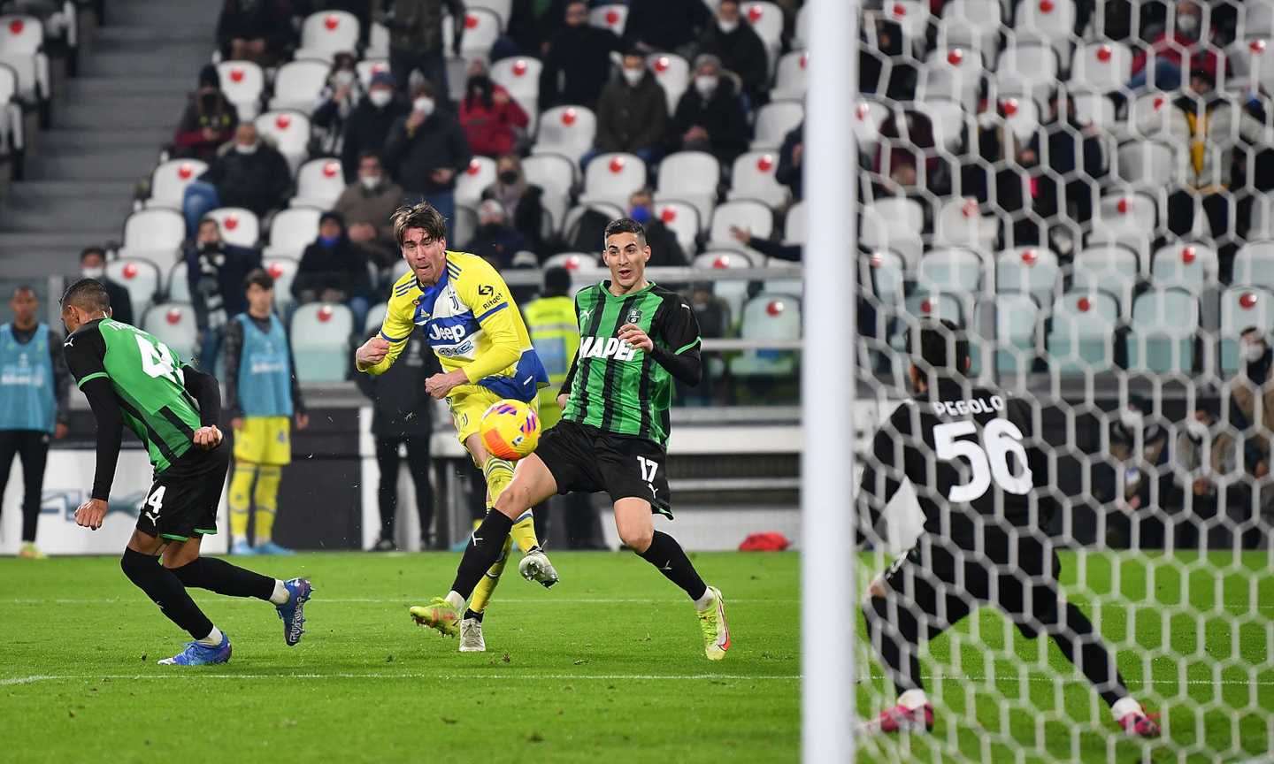 Juve di corto muso col Sassuolo: l'accoglienza dei tifosi viola a Dusan il Magnifico