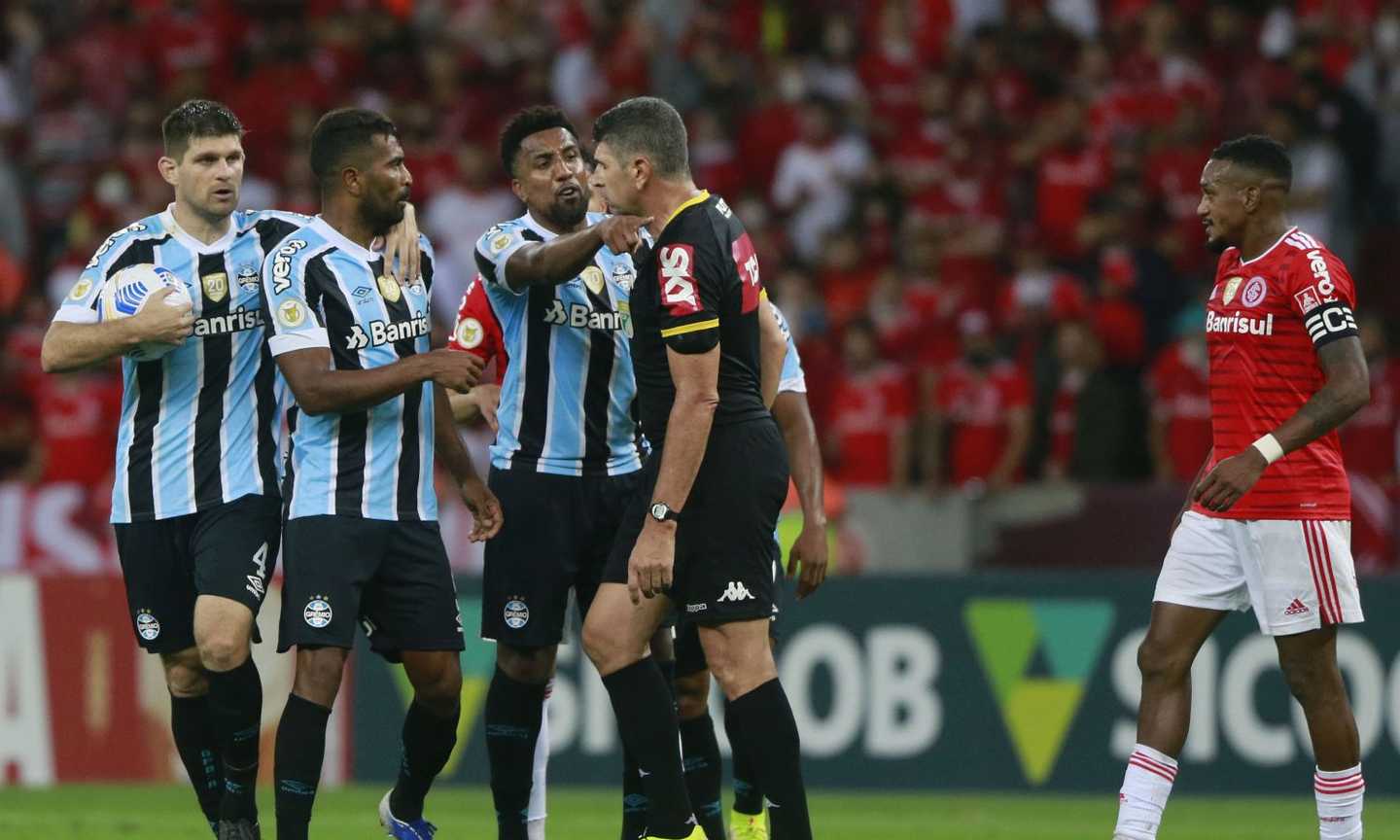 Ancora follia in Brasile: i tifosi dell'Internacional assaltano il pullman del Gremio, ferito un giocatore