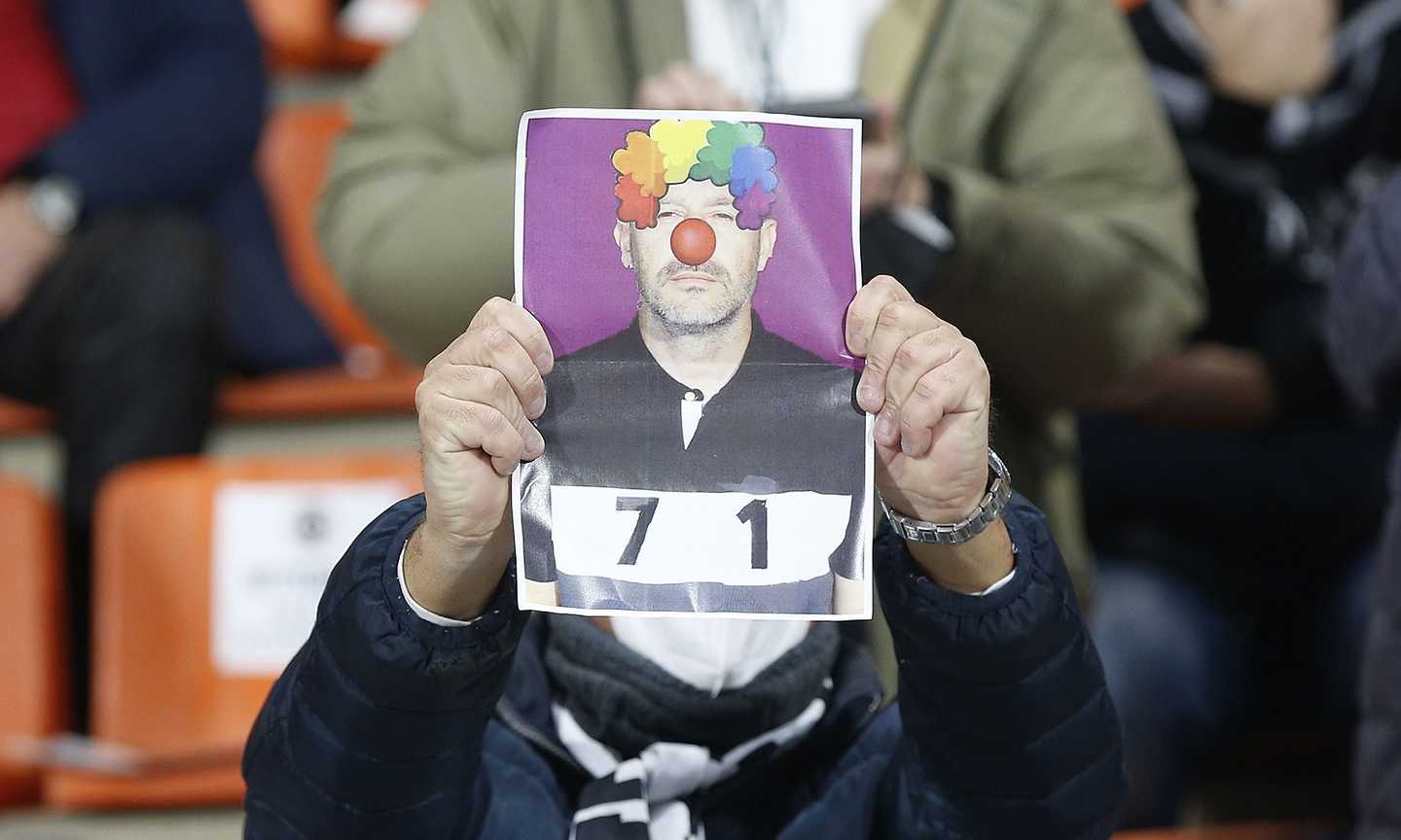 Spezia, fischi assordanti e cartelli da 'clown' per l'ex Italiano 