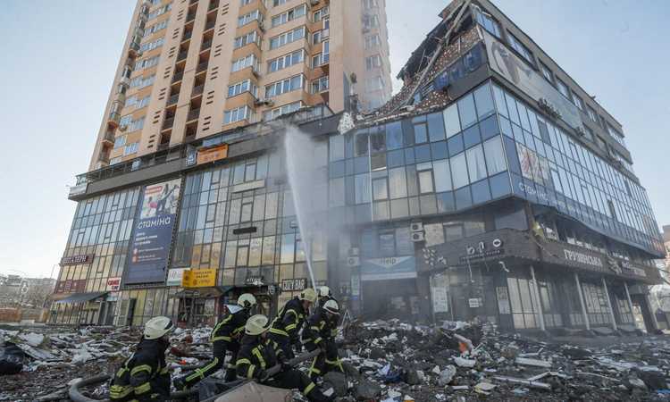 Guerra in Ucraina: la Cina chiede lo stop dei combattimenti. Putin: 'Sanzioni come dichiarazione di guerra'. Terzo round di colloqui lunedì