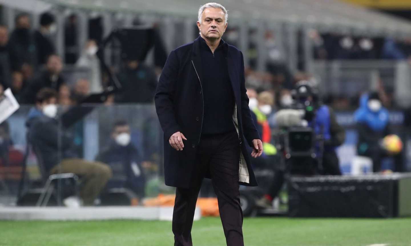 Roma, Mourinho attacca la squadra: 'Vi siete cagati sotto, ci trattano da piccoli. Chi non ha le palle vada a giocare in C!'