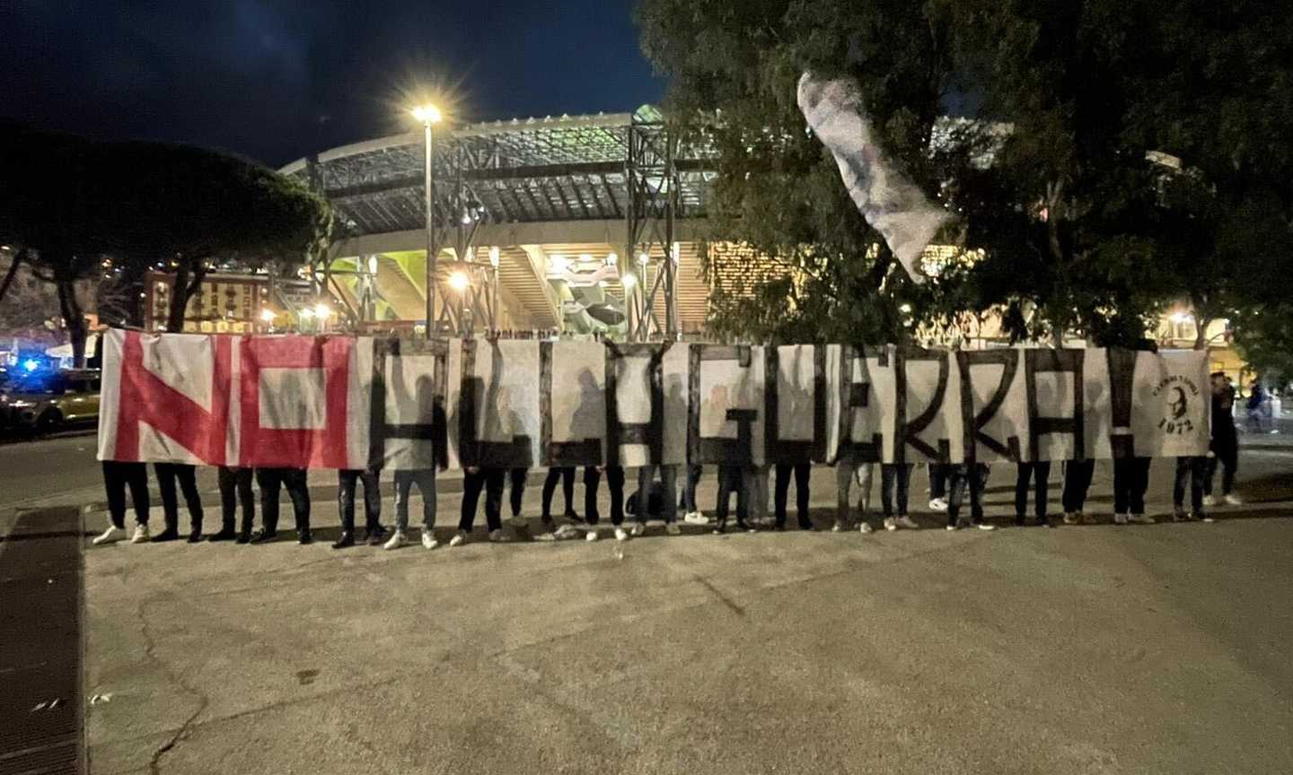 Incredibile a Napoli: le autorità vietano l'ingresso di uno striscione contro la guerra