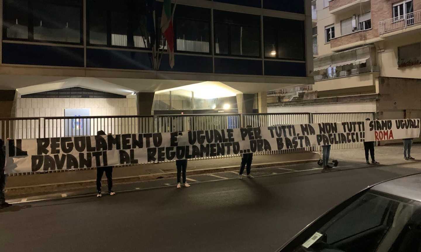 Roma, gli ultras protestano davanti alla sede della Figc: 'Arbitri, ora basta. Il regolamento è uguale per tutti'