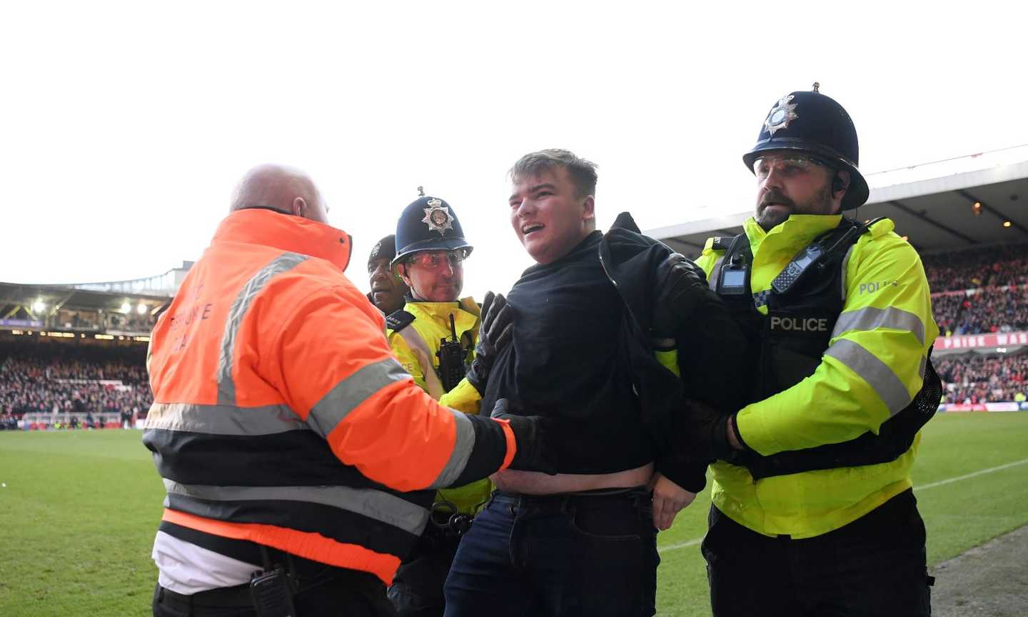 Follia in Inghilterra: tifoso del Leicester invade il campo e aggredisce a pugni i giocatori del Forest, VIDEO