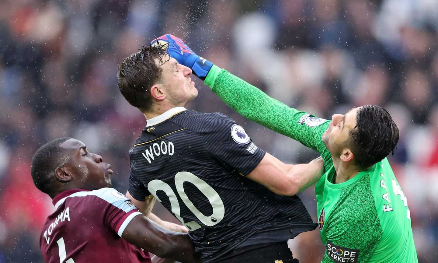 West Ham-Newcastle, Wood provoca Zouma dopo lo scandalo delle botte al gatto: 'Miao' a ogni tocco di palla