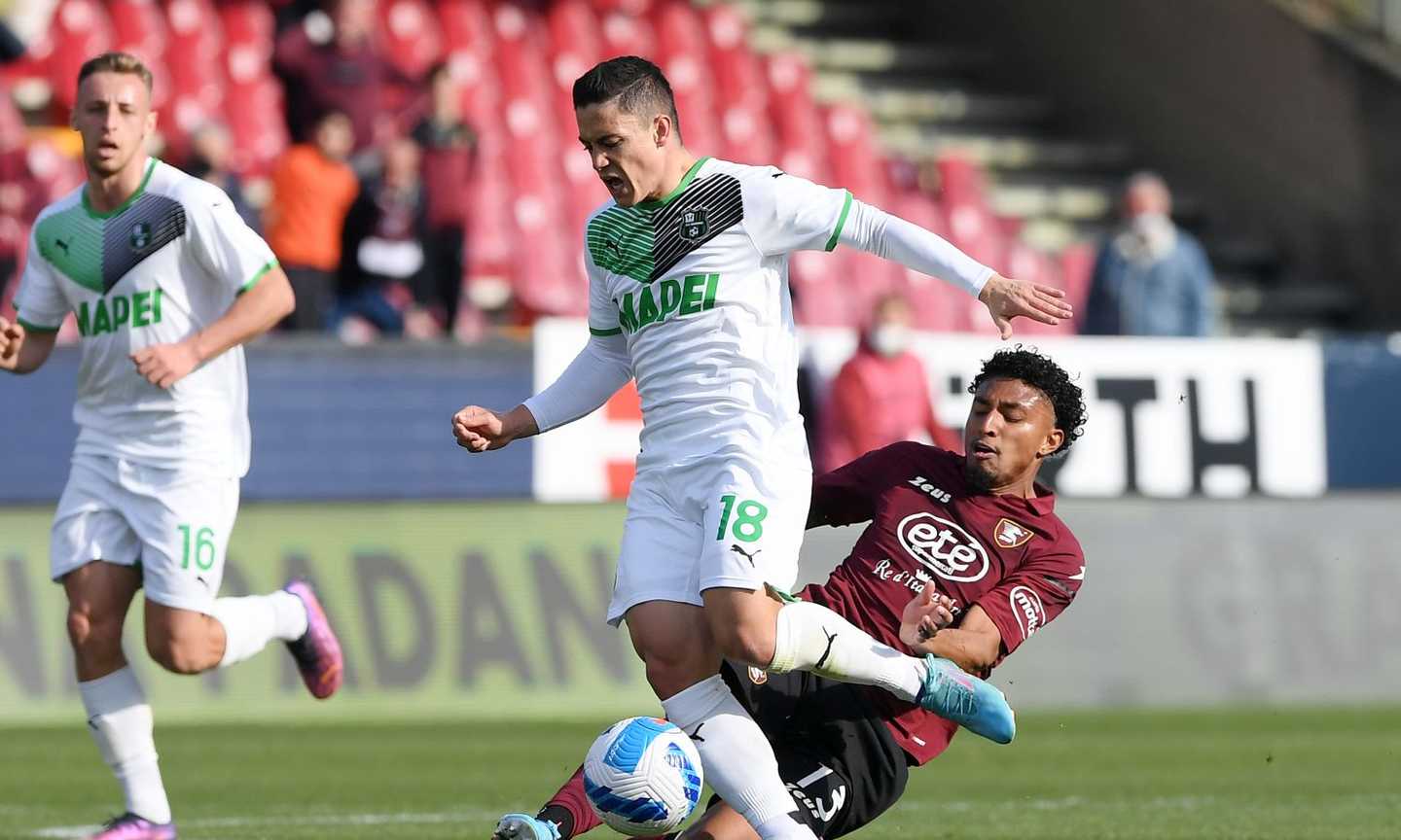 Serie A, la moviola di Salernitana-Sassuolo e Spezia-Cagliari: due gialli in un minuto per Raspadori