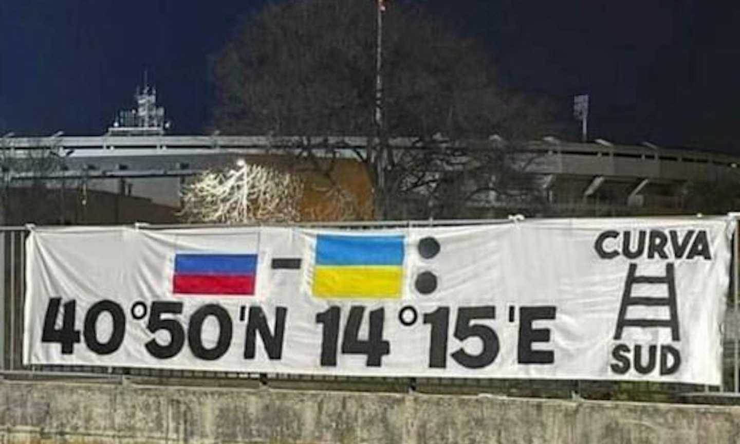 Vergognoso striscione a Verona: bandiere Russia-Ucraina e coordinate per un ‘attacco’ a Napoli